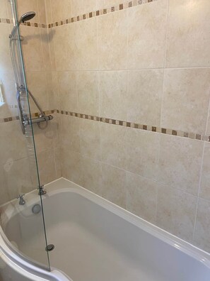 Haartrockner, Handtücher, Seife, Toilettenpapier