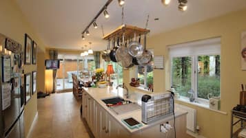 House, Multiple Beds | Private kitchen | Fridge, microwave, oven, stovetop