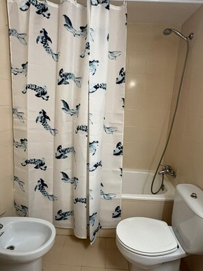 Combined shower/tub