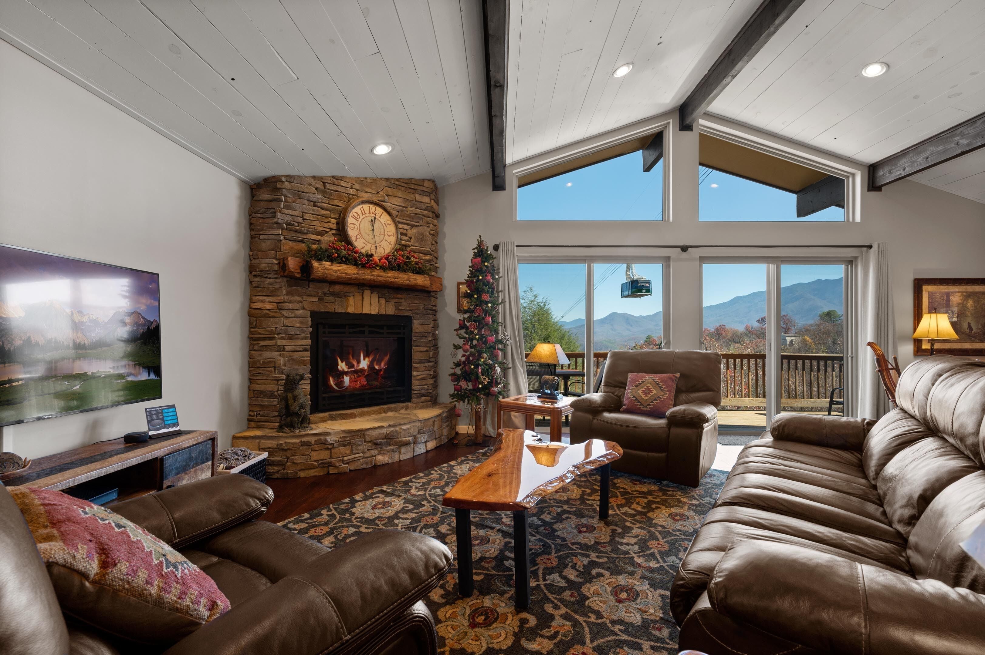 Free Attractions! Big Mountain Views, Hot Tub, Indoor Jacuzzi, Fireplace