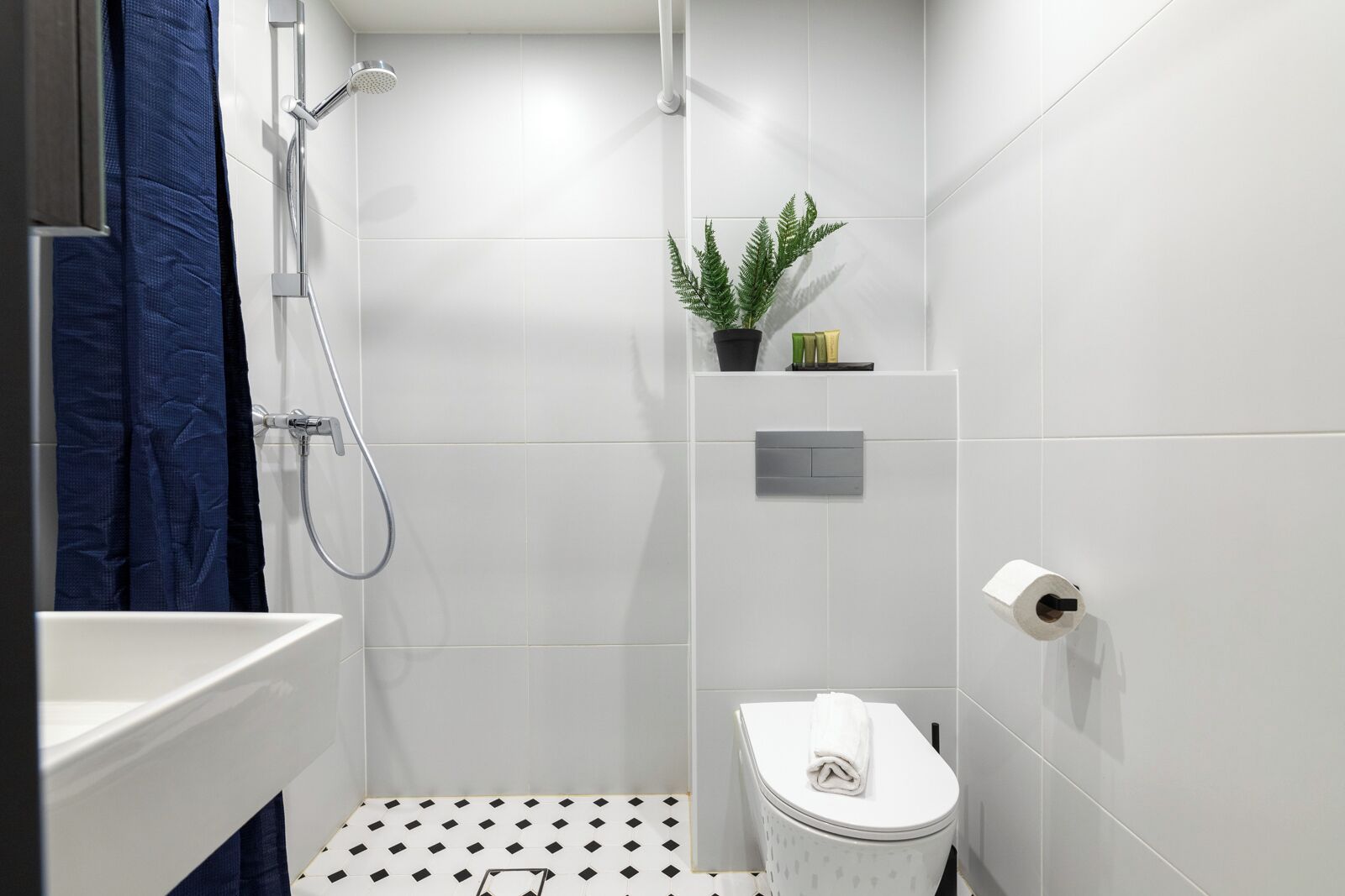 Ein modernes Badezimmer mit Dusche, Toilette und Waschbecken.