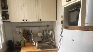 A compact kitchen with a washing machine, a microwave, and a sink. - Paris 15, Joli 2 Pièces 1/4h à Pieds Tour Eiffel (Paris)