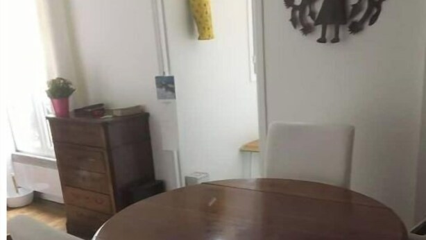 A dining area with a round wooden table and two chairs. - Paris 15, Joli 2 Pièces 1/4h à Pieds Tour Eiffel (Paris)