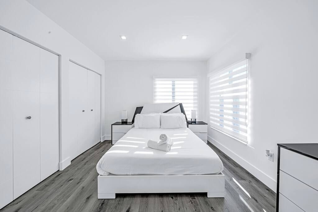 3 habitaciones, tabla de planchar con plancha, wifi y ropa de cama 
