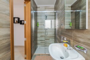 Badewanne, Haartrockner, Handtücher