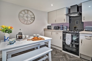Kühlschrank, Mikrowelle, Ofen, Wasserkocher mit Kaffee-/Teezubehör