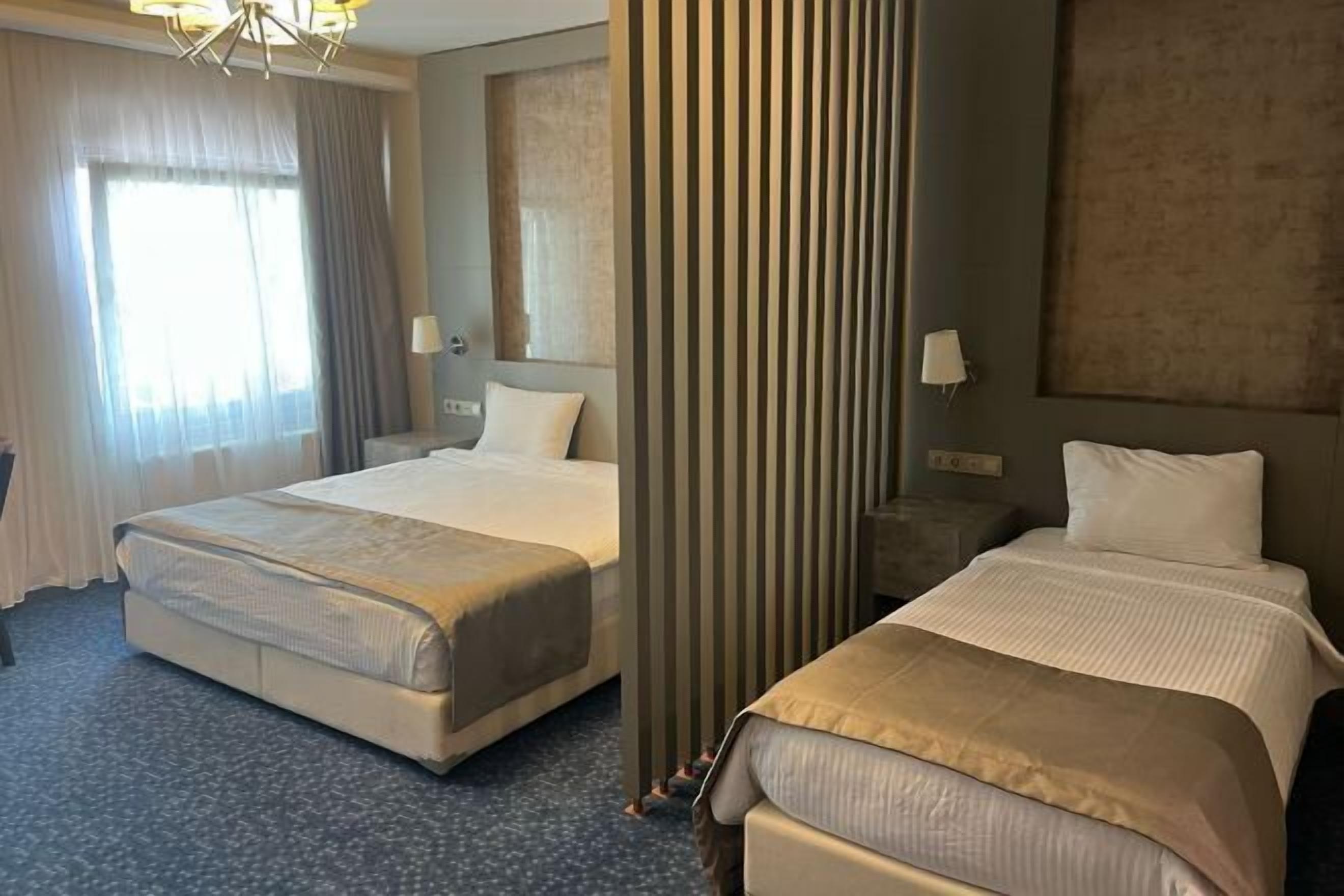 Minibar, coffres-forts dans les chambres, rideaux occultants