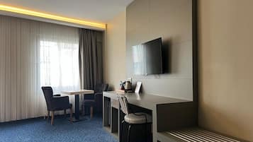 Deluxe kamer | Een minibar, een kluis op de kamer, verduisterende gordijnen