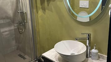 Standard Room | Bathroom | Shower, rainfall showerhead, hair dryer, slippers