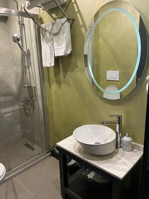 Standard Room | Bilik Mandi | Pancuran mandi, hulu semburan mandi hujan, pengering rambut, selipar 