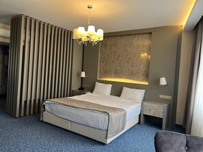 Minibar, in-room safe, blackout drapes, iron/ironing board - Acar Suite Hotel (Istanbul)