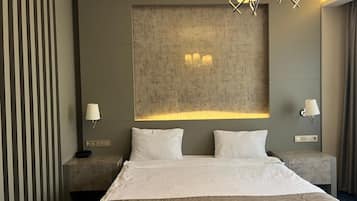 Deluxe kamer | Een minibar, een kluis op de kamer, verduisterende gordijnen