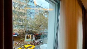 A hotel room with a large window offering a view of the street outside. - Acar Suite Hotel (Istanbul)
