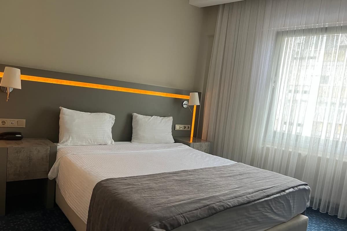 Quarto standard | Frigobar, cofres nos quartos, cortinas blackout