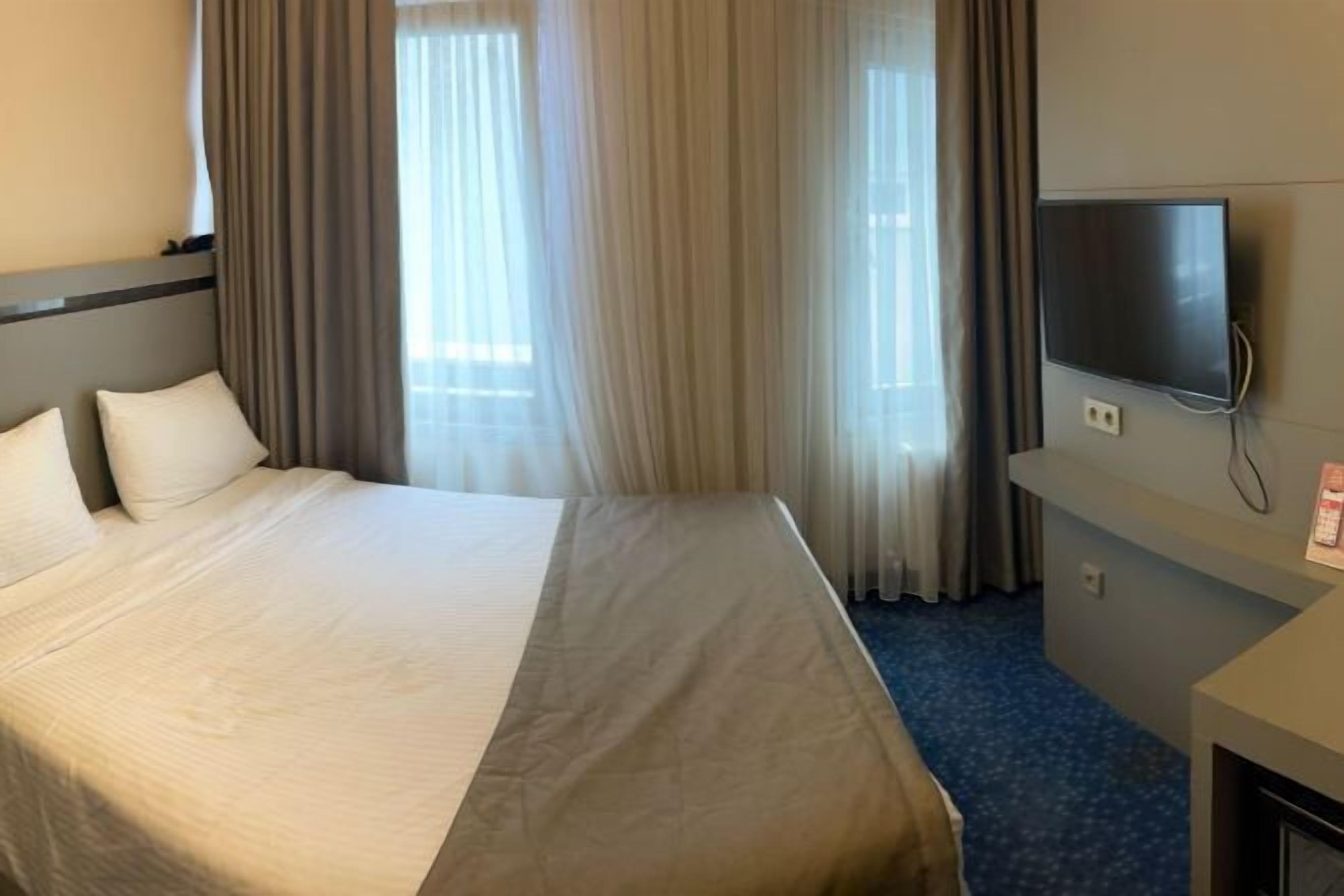 Minibar, coffres-forts dans les chambres, rideaux occultants