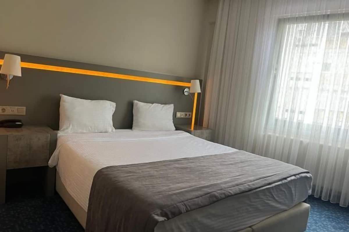 Frigobar, cofres nos quartos, cortinas blackout