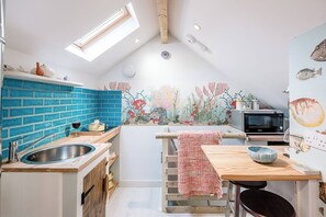 Fridge, microwave, oven, stovetop - The Fish Store, Aldeburgh (Aldeburgh)