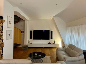 TV - Luxury suite with 168 sqm - at the Frauenkirche (Dresden)