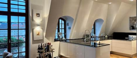 Fridge, stovetop, dishwasher, coffee/tea maker