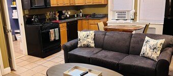 Cozy Quiet Apt in Suburbs - Very Walkable Area