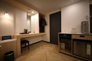 Premium Room | Desk, laptop workspace, blackout drapes, soundproofing