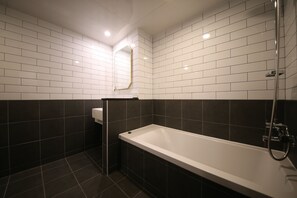 Habitación estándar | Baño | Artículos de higiene personal gratuitos, secador de pelo y albornoces
