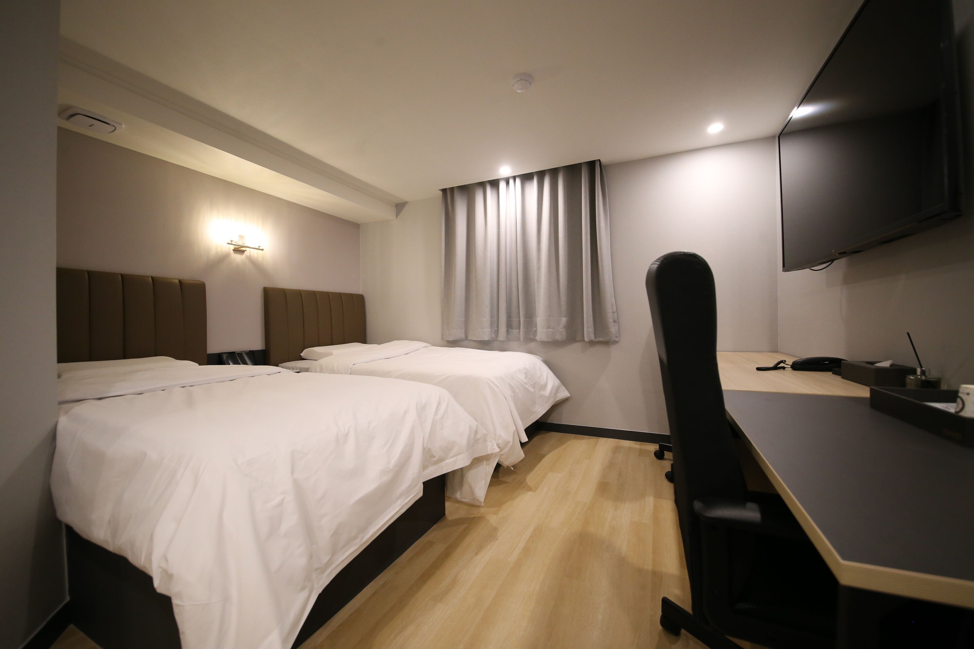 Escritorio, espacio para trabajar con laptop y cortinas blackout 