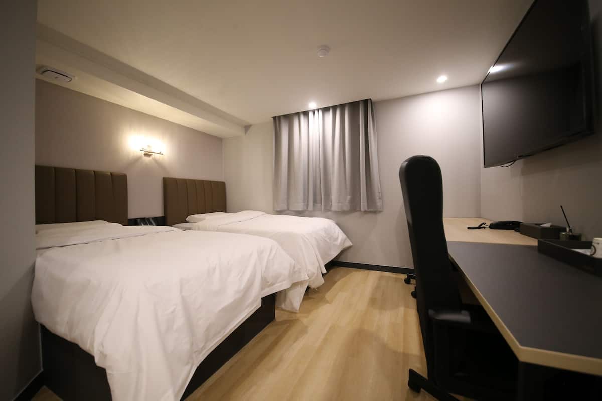 Escritorio, espacio para trabajar con laptop y cortinas blackout