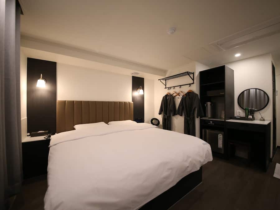 Standard Room | Desk, laptop workspace, blackout drapes, soundproofing