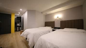 Camera Classic con letto matrimoniale o 2 letti singoli | Una scrivania, postazione laptop, tende oscuranti, insonorizzazione