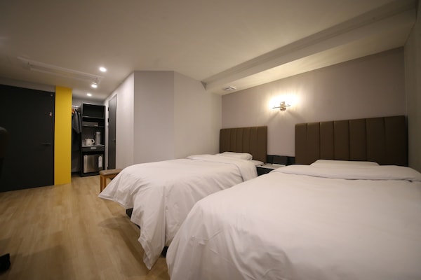 Escritorio, espacio para trabajar con laptop y cortinas blackout