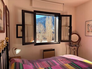 1 bedroom, bed sheets