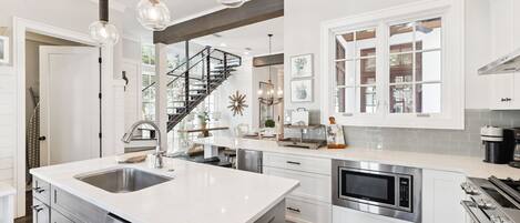 Refrigerador, microondas, horno y parrilla de estufa