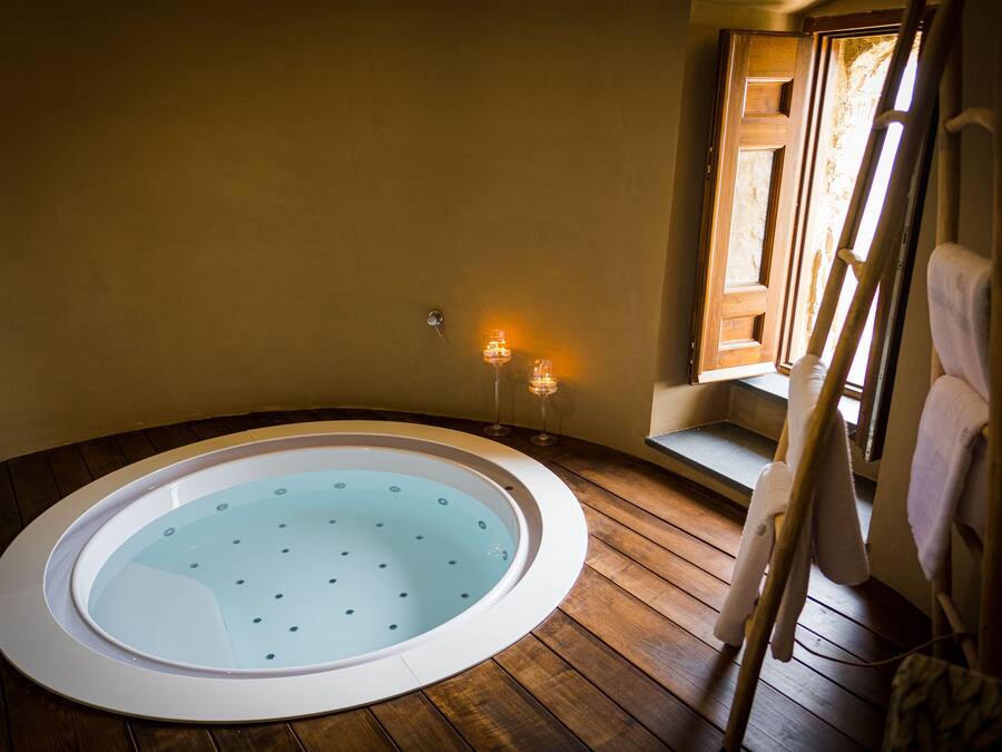 Presidential Suite | Bathroom | Free toiletries, hair dryer, bathrobes, slippers