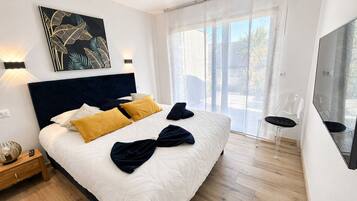4 bedrooms, iron/ironing board, travel crib, WiFi (free)