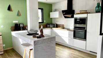 Geladeira, micro-ondas, fogão, cooktop