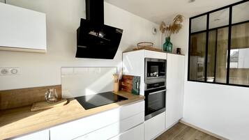 Réfrigérateur, micro-ondes, four, plaque de cuisson