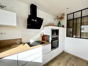 Réfrigérateur, micro-ondes, four, plaque de cuisson