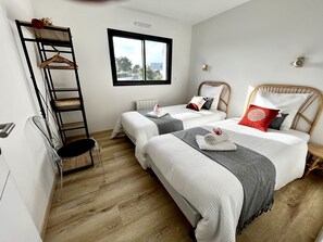 4 quartos, ferros/tábuas de passar roupa, berço de viagem