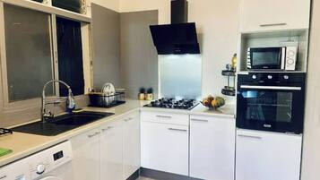 Réfrigérateur, micro-ondes, four, plaque de cuisson