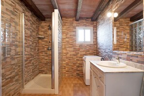 Douche, séchoir à cheveux, serviettes fournies