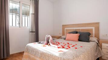 2 chambres, fer et planche à repasser, Wi-Fi gratuit, draps fournis