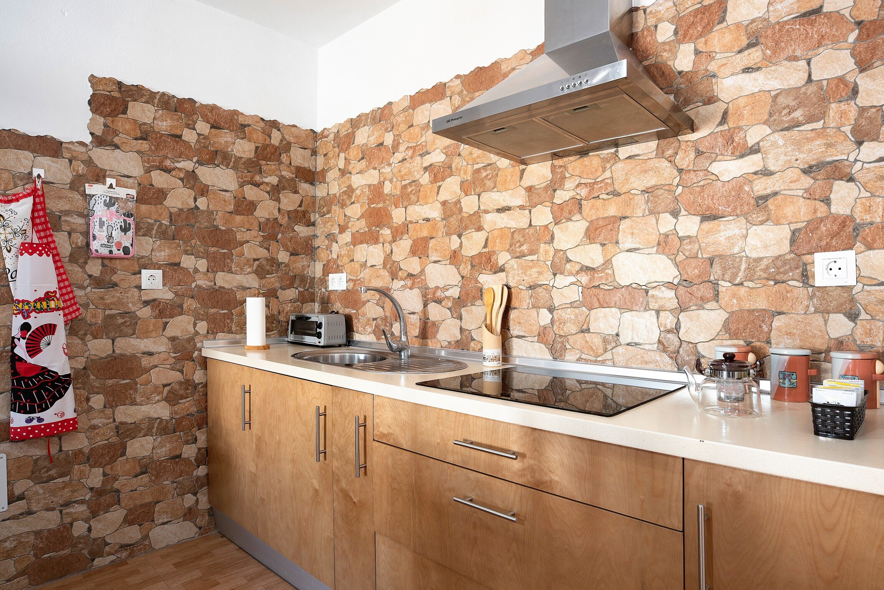 Jääkaappi, mikroaaltouuni, uuni, liesi