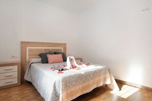 2 bedrooms, iron/ironing board, free WiFi, bed sheets - "Casa Arivalde" with pool, garden and Wi-Fi (Vejer)