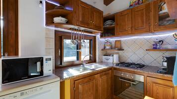 Een koelkast, een magnetron, een oven, een kookplaat