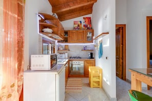 Frigorifero, microonde, forno, piano cottura