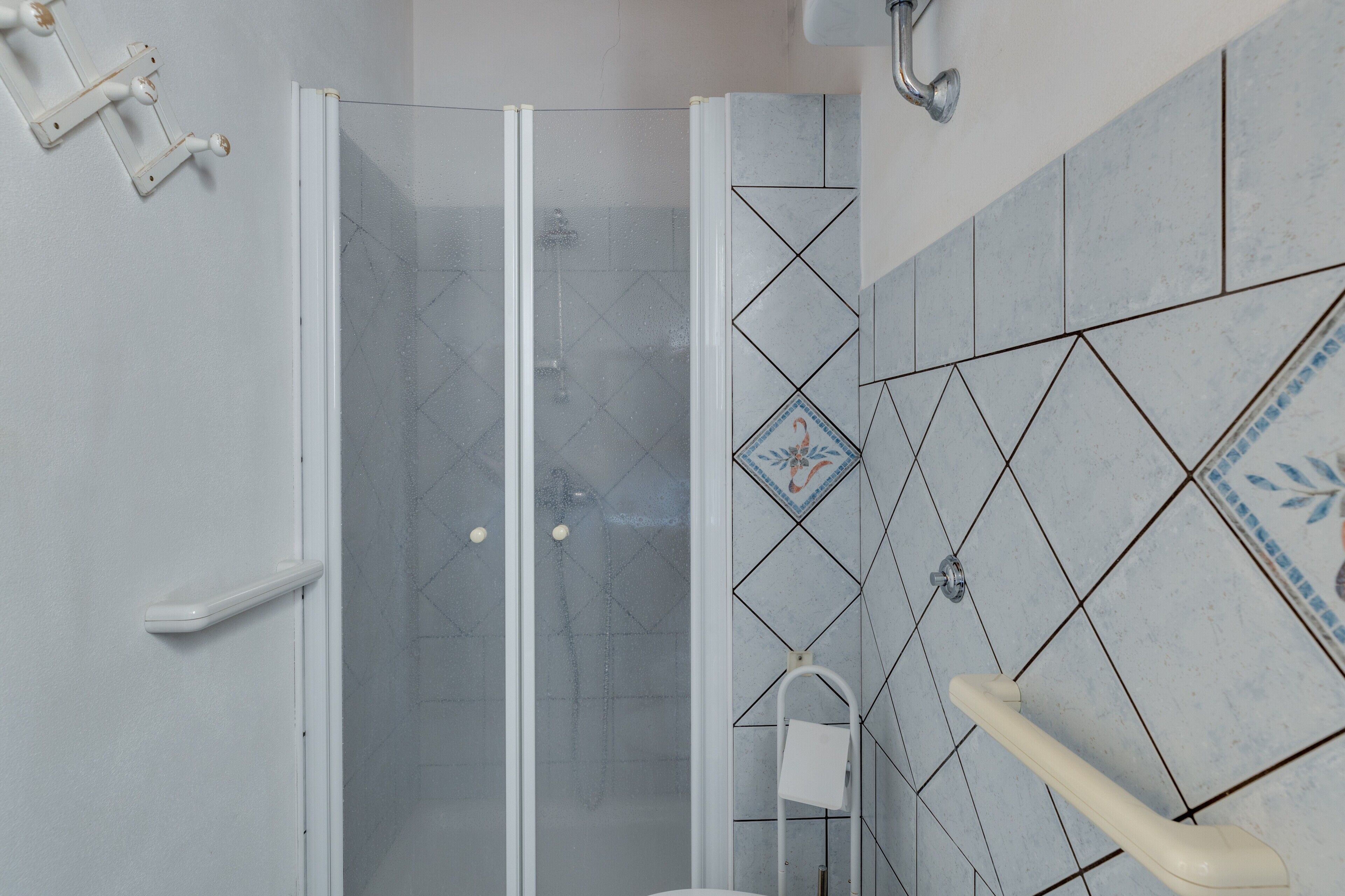 Douche, sèche-cheveux, serviettes fournies