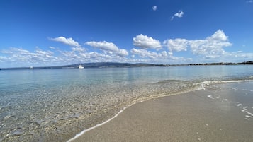 Una spiaggia nelle vicinanze