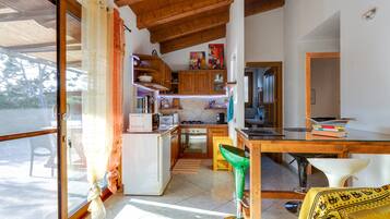 Een koelkast, een magnetron, een oven, een kookplaat