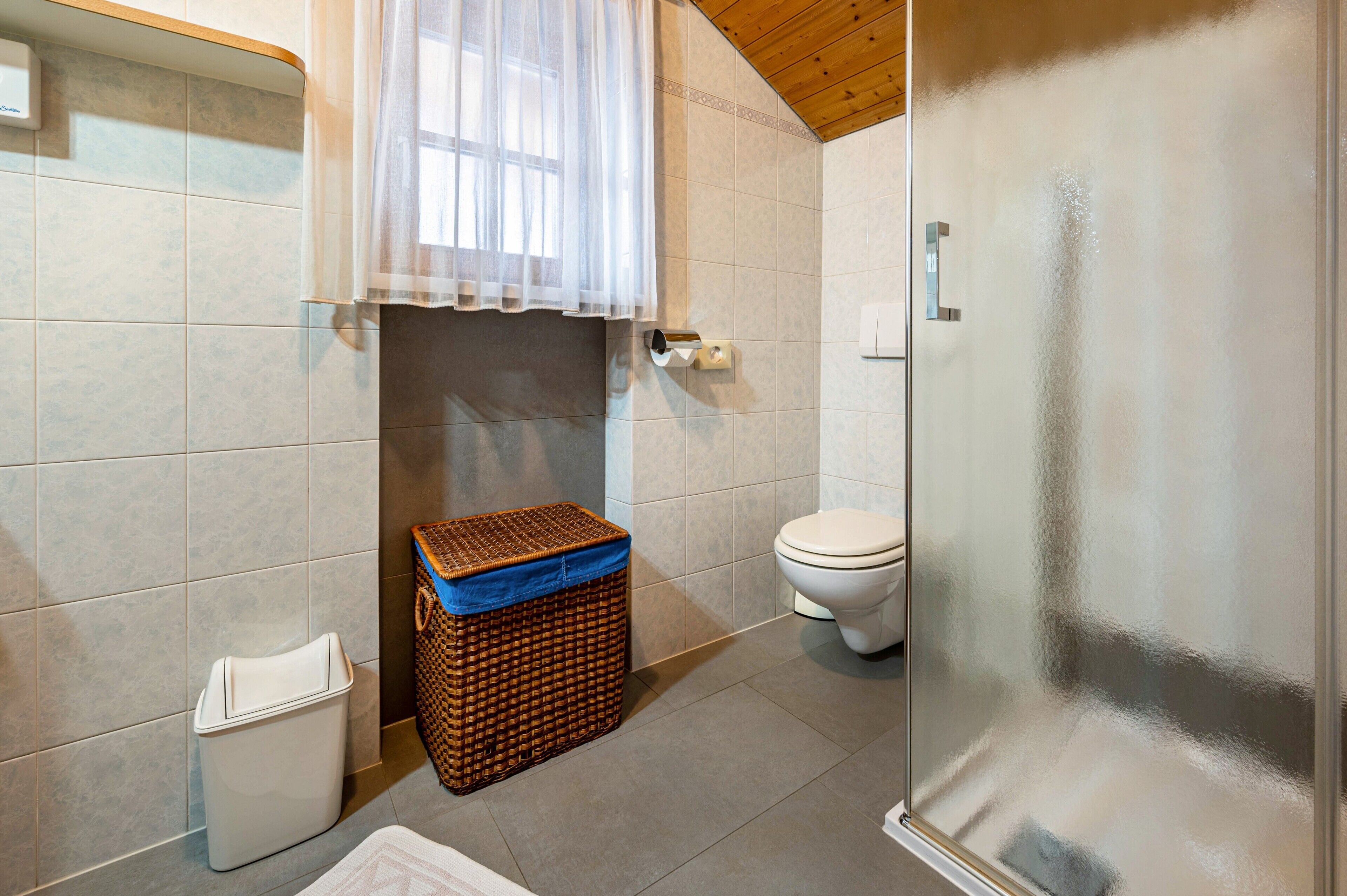 Douche, sèche-cheveux, serviettes fournies